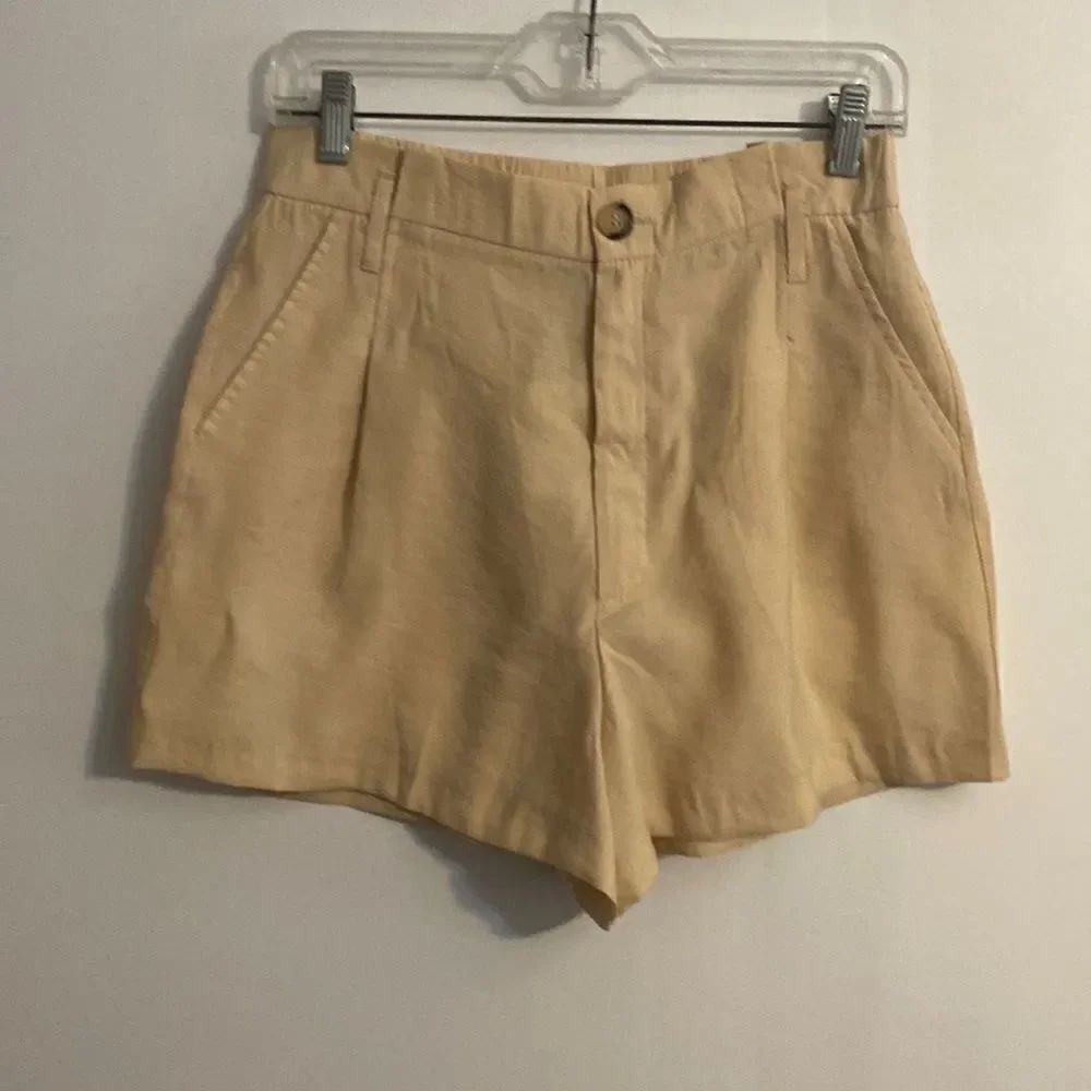 Zara shorts w/front pockets, size Medium
